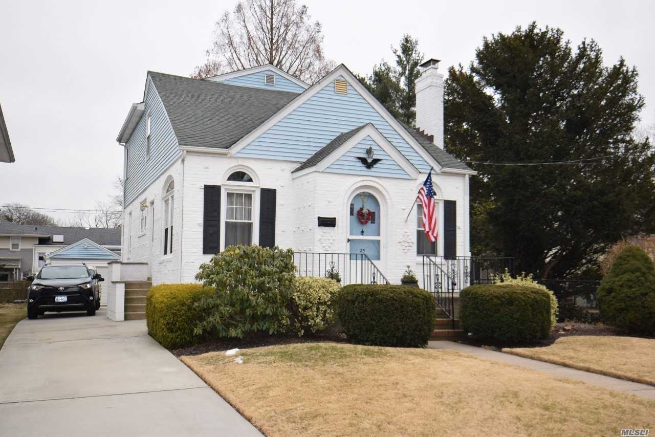 25 Clifford Ct. Malverne NY 11565